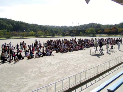 地べたであそぶ [1/4] pa234063