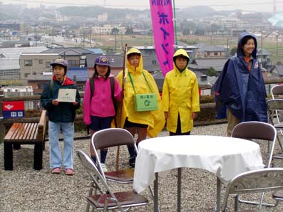 組集会 ～岩崎城まつりでの緑の募金活動、ハイク [1/4] p4041185