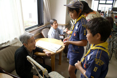 老人保健施設慰問 [1/6] pict0685