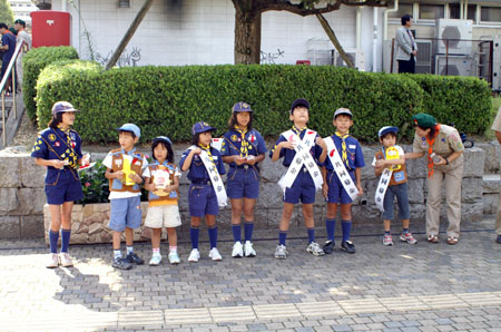 組集会(赤い羽根募金・ロープ結び) [1/4] pict7170