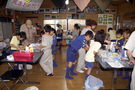 隊集会(ペットボトルロケット作り) [1/4] pict9196