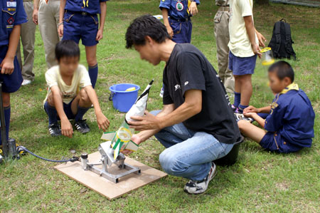 隊集会(ペットボトルロケット作り) [2/4] pict9214