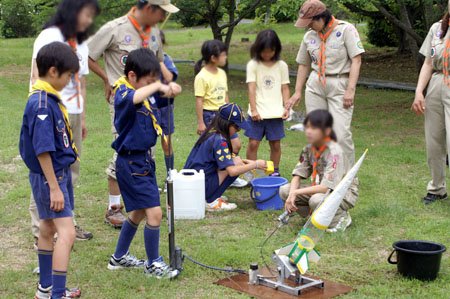 隊集会(ペットボトルロケット作り) [3/4] pict9227