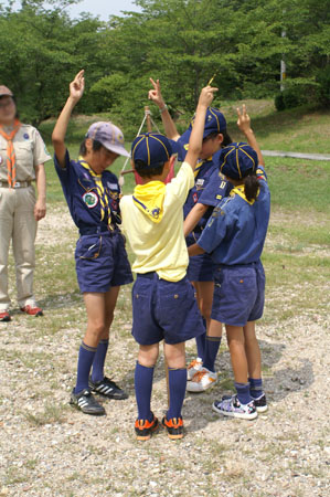 隊集会(ペットボトルロケット作り) [1/4] pict9236