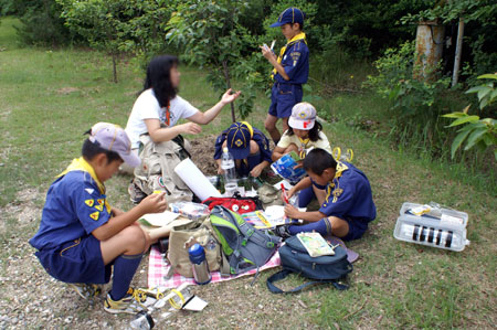 隊集会(ペットボトルロケット作り) [3/4] pict9238