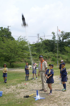 隊集会(ペットボトルロケット作り) [4/4] pict9264