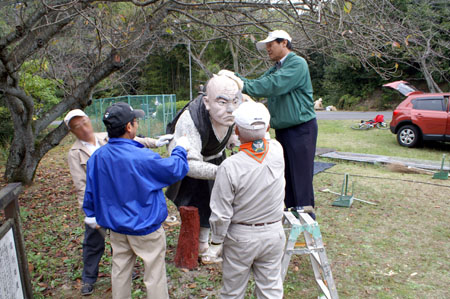 石像ペンキ塗り直し [1/2] pict3205